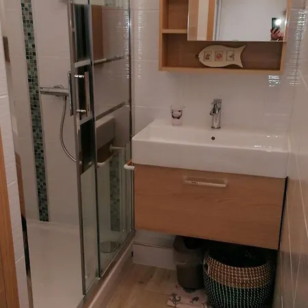 Appartement Refait Avec Piscine Et Clim, Proche Et Commerces - Fr-1-731-81