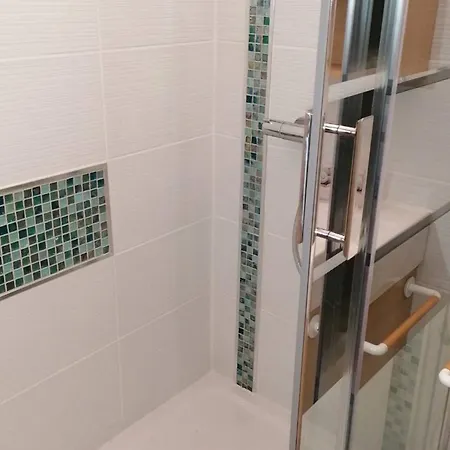 Refait Avec Piscine Et Clim, Proche Et Commerces - Fr-1-731-81 Lejlighed *